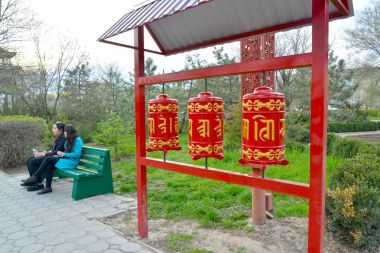 Elista, Rusya - 18 Nisan 2017: ibadet tekerlerimi Elista kare içinde