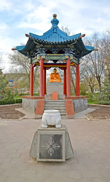 Elista, Rusko - 18. dubna 2017: Rotunda altán s Buddha Šákjamuni a památné znamení — Stock fotografie