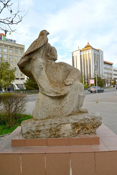 ЭЛИСТА, РОССИЯ - 18 апреля 2017 года: Скульптура "Беркутчи" на фоне торгового центра "Галерея" " — стоковое фото