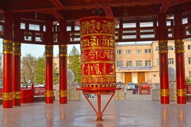 Elista, Rusya - 18 Nisan 2017: Ohm, Manya Padme Hum bir pagoda yedi gün içinde bir mantra ile bir dua tekerlek