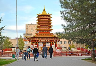 Elista, Rusya - 18 Nisan 2017: Elista yedi günde bir pagoda bir görünüm