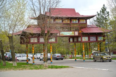 Elista, Rusya - 19 Nisan 2017: Zafer takı bahar. Lenin Meydanı. Kalmıkya