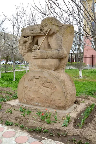 里斯特，俄罗斯-2017 年 4 月 19 日： 街头雕塑"旋律"。卡尔梅克 — 图库照片