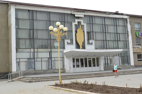 ELISTA, RUSIA - 19 DE ABRIL DE 2017: Edificio de la Sala de Conciertos Estatal de la República de Kalmykia —  Fotos de Stock