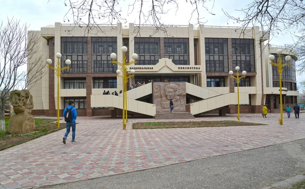 ELISTA, RÚSSIA - 19 de abril de 2017: Vista da Biblioteca Nacional de Kallmykia de nome A.M. Amur-Sanana. Texto russo "Biblioteca Nacional " — Fotografia de Stock
