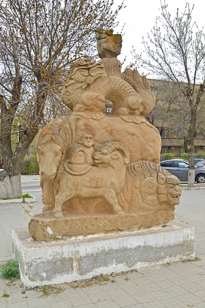 ЭЛИСТА, РОССИЯ - 19 апреля 2017 года: Уличная скульптура "Лунный календарь". Калмыкия — стоковое фото