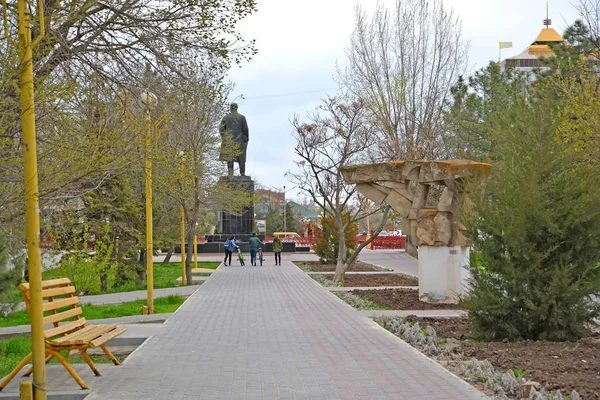 ELISTA, RUSSIA - 19 APRILE 2017: Il viale di Pushkin Street con una scultura Eurasia e un monumento a Lenin. Kalmykia — Foto Stock