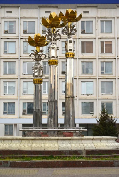 Еліста, Росія - 19 квітня 2017: Священні лотос фонтан знову st фон будівлі на національних Гураль (парламенту) Республіки Калмикія — стокове фото