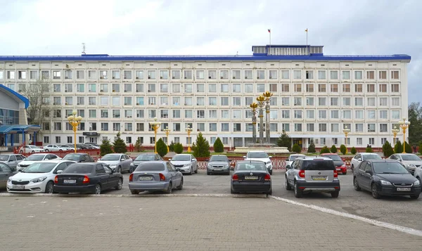 ЭЛИСТА, РОССИЯ - 19 апреля 2017 года: Вид на здание Национального Хурала (Парламента) Республики Калмыкия. Площадь Ленина — стоковое фото