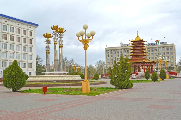 ELISTA, RUSSIA - APRIL 19, 2017: The Sacred Lotus fountain and a pagoda of Seven Days at Lenin Square. Kalmykia — Stock Photo, Image