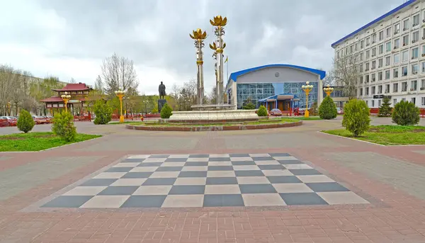 ELISTA, RÚSSIA - 19 de abril de 2017: Um tabuleiro de xadrez na Lenin Square — Fotografia de Stock