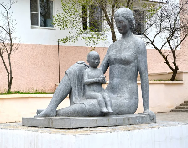 Elista, Ryssland - 19 April 2017: Street skulptur ”moderskap”. Kalmuckien — Stockfoto