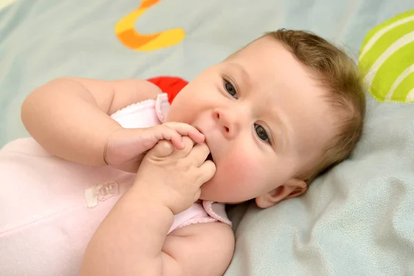 Zieht das Baby die Hände in den Mund. Porträt — Stockfoto