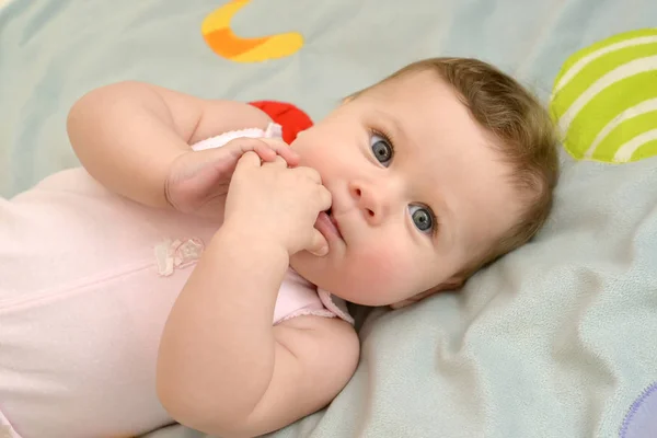 O bebê suga dedos em uma boca. Retrato — Fotografia de Stock