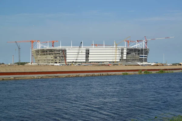 Blick auf den Bau des Stadions für die Austragung der Spiele der Fußball-Weltmeisterschaft 2018 in Kaliningrad, am 10. Juni 2017 — Stockfoto