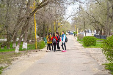 Elista, Rusya Federasyonu - 19 Nisan 2017: Genç kızlar Lenin Caddesi Bulvarı'dur. Kalmıkya