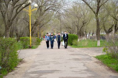 Elista, Rusya - 19 Nisan 2017: Gençler - Grup yaşlılar Lenin Caddesi Bulvarı gider. Kalmıkya