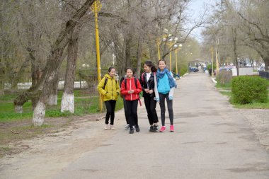 Elista, Rusya Federasyonu - 19 Nisan 2017: Neşeli genç kızlar Lenin Caddesi Bulvarı gidin. Kalmıkya
