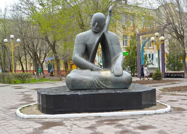 ЭЛИСТА, РОССИЯ - 19 апреля 2017 года: Скульптурная композиция "Эхо ". — стоковое фото