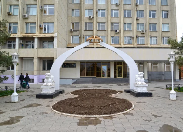 ELISTA, RUSIA - 19 DE ABRIL DE 2017: Entrada al edificio de la administración municipal de Elista. Kalmykia. —  Fotos de Stock