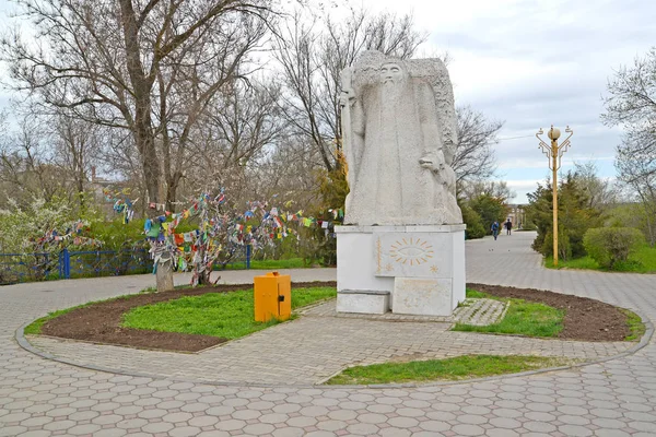 ELISTA, RUSIA - 19 DE ABRIL DE 2017: Una escultura "el hombre de la Edad Blanca en el parque de la Amistad. Kalmykia. —  Fotos de Stock