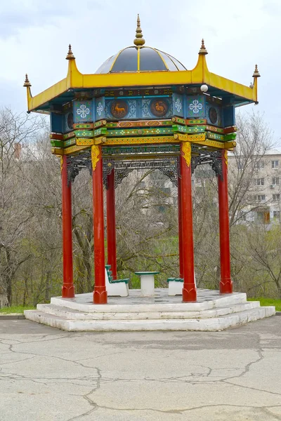 Rotunda arbor "Un calendrier lunaire" dans le parc de l'Amitié. Elista , — Photo