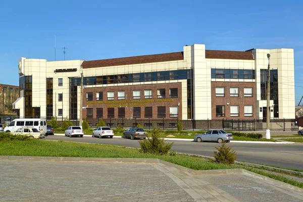 ELISTA, RUSSIE - 20 AVRIL 2017 : Le bâtiment avec l'inscription "Bureau du Service Fédéral des Huissiers de Justice de la République de Kalmykia " — Photo