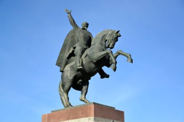 Elista, Rusya - 20 Nisan 2017: Collonel bir anıt bir görünümünü gökyüzü arka planı genel O. ben Gorodovikov. Kalmıkya