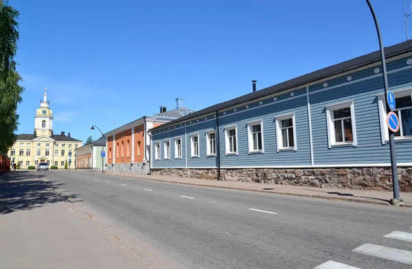 Die Straße mit einstöckigen Häusern mit Blick auf das Rathaus. hamina, Finnland — Stockfoto