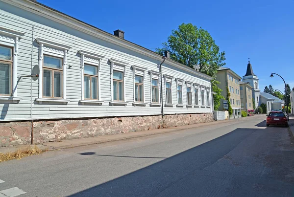 Hamina, Φινλανδία - 12 Ιουλίου 2014: Στο δρόμο με το διώροφο σπίτι με θέα στην εκκλησία Saint της Maria — Φωτογραφία Αρχείου