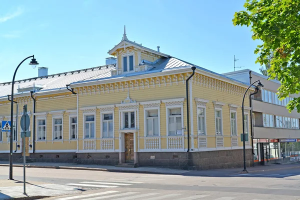 Hamina, Finsko - 12. července 2014: Dřevěný dům s vyřezávané dekorace fasády — Stock fotografie