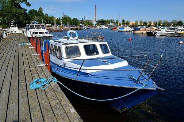 Kotka, Finland - 12 juli 2014: Stand van de boten in de buurt van de ligplaats in de Golf Sapokka — Stockfoto