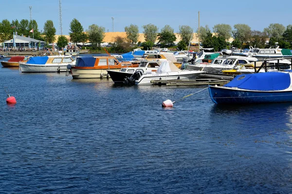 KOTKA, FINLANDIA - 12 de julio de 2014: Una vista sobre el estacionamiento de barcos y yates en el golfo Sapokka — Foto de Stock