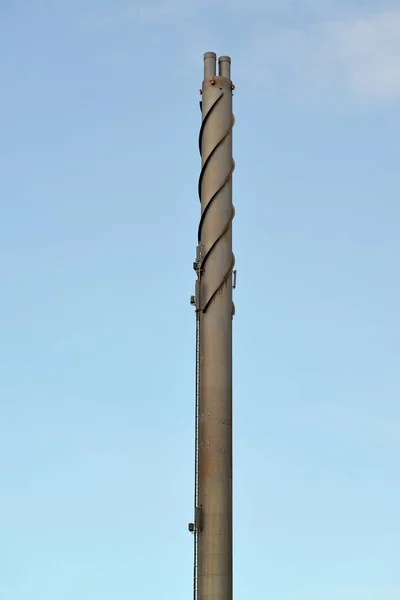 Металлическая труба газовой котельной на фоне г. ска — стоковое фото