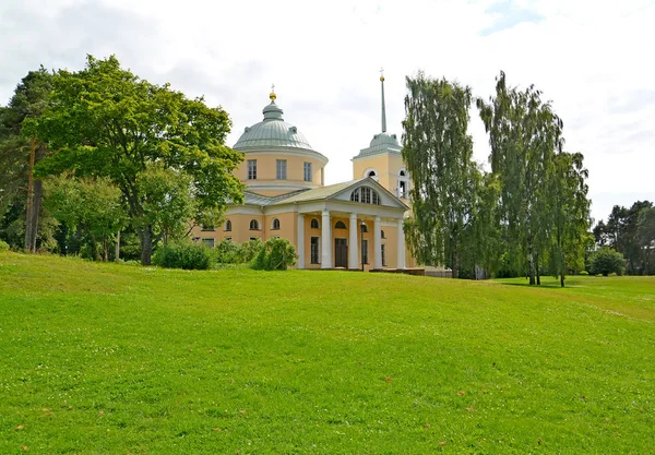 Pohled na kostel svatého Mikuláše Divotvůrkyně v městě Kotka, Finsko — Stock fotografie