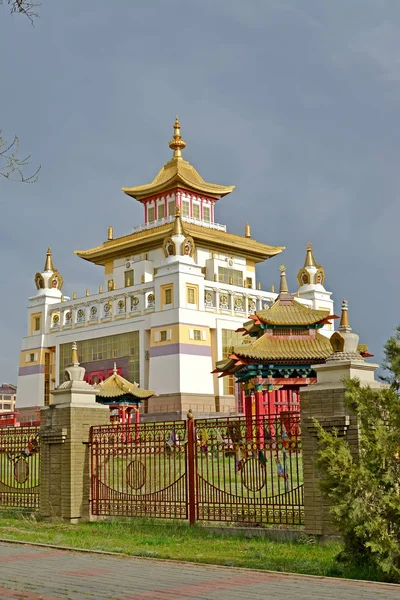Буддійський храм "Золота монастир Будди Шак'ямуні" на тлі неба шторм. Еліста, Калмикія — стокове фото