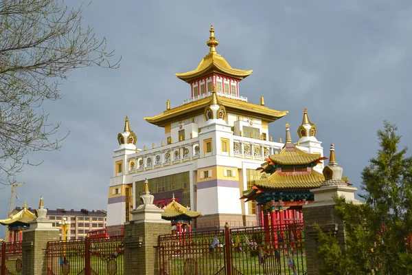 Budist tapınağı karmaşık "altın Manastırı, Buda Shakyamuni". Elista, Kalmıkya — Stok fotoğraf