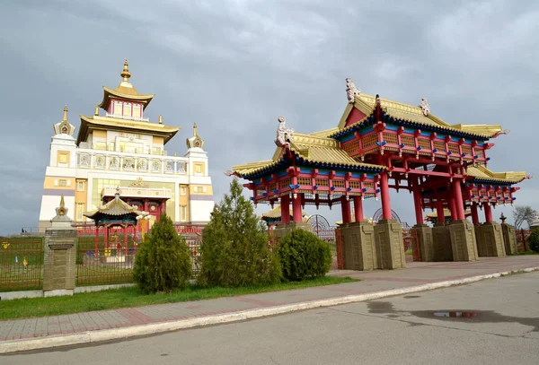 Gate och buddhistiska templet komplex ”guld kloster av Buddhaen Shakyamuni”. Elista, Kalmuckien — Stockfoto