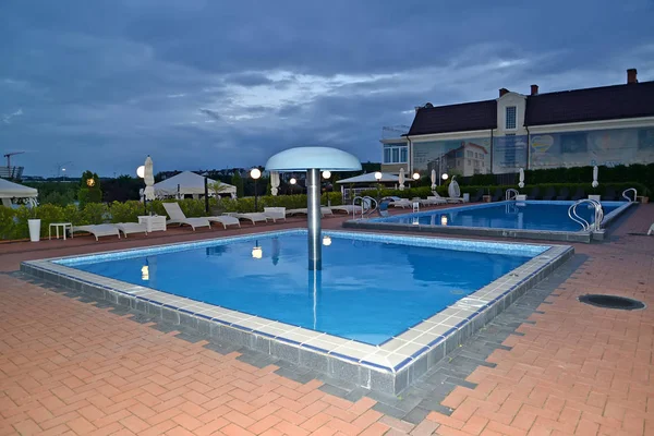 KALININGRAD, RUSIA - 25 DE JUNIO DE 2017: Dos piscinas al aire libre en el territorio del complejo hotelero RiverSide — Foto de Stock