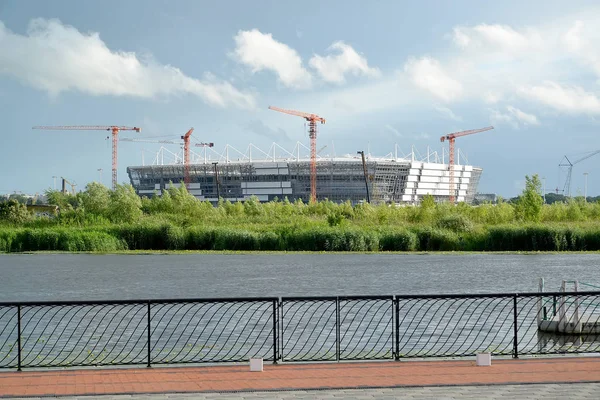 Bau des Stadions für die Austragung der Spiele der Fußballweltmeisterschaft 2018 in Kaliningrad — Stockfoto