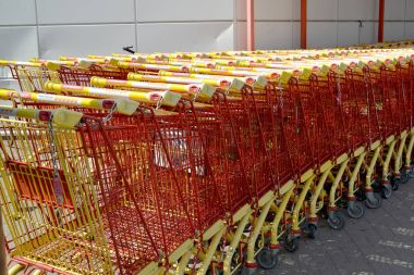 Kotka, Finlandiya - 12 Temmuz 2014: Boş ticaret arabaları stand Alışveriş Merkezi Binası yakınındaki