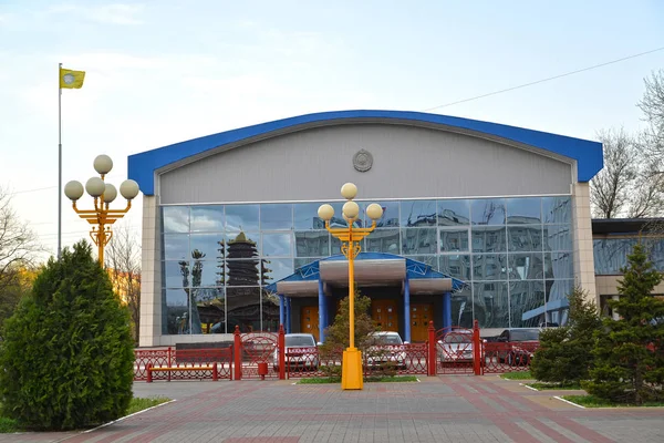 ELISTA, RUSIA - 19 DE ABRIL DE 2017: Vista del edificio de la Sala de Conferencias de la Casa de Gobierno de la República de Kalmykia — Foto de Stock