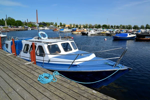 KOTKA, FINLAND - 12 июля 2014 года: Лодка стоит возле пирса в заливе Сапокка — стоковое фото