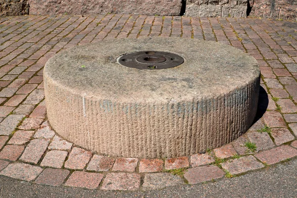 La vieja piedra de molino se encuentra en un pavimento. Kotka, Finlandia — Foto de Stock