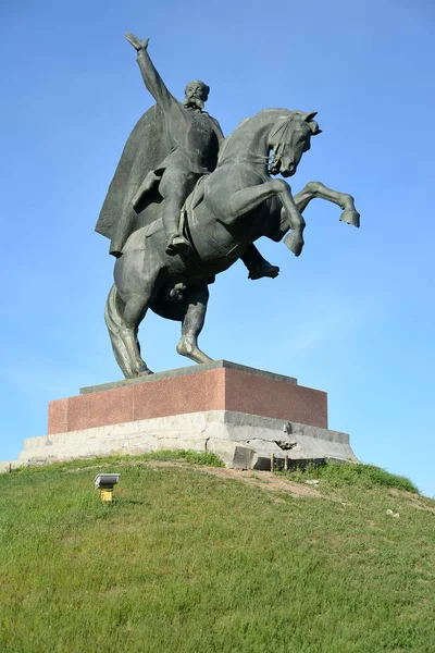 Elista, Rusko - 20. dubna 2017: Pohled na pomník plukovníka obecné O. I. Gorodovikov, na kopci. Kalmycko — Stock fotografie