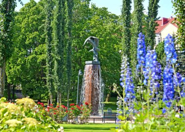 Kotka, Finlandiya - 12 Temmuz 2014: Bir heykel çeşme Kotkat yaz öğleden sonra Sibelius'ın parkta