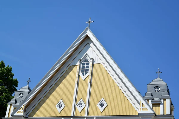 Фрагмент Свободной церкви на фоне неба. Котка, Финляндия — стоковое фото