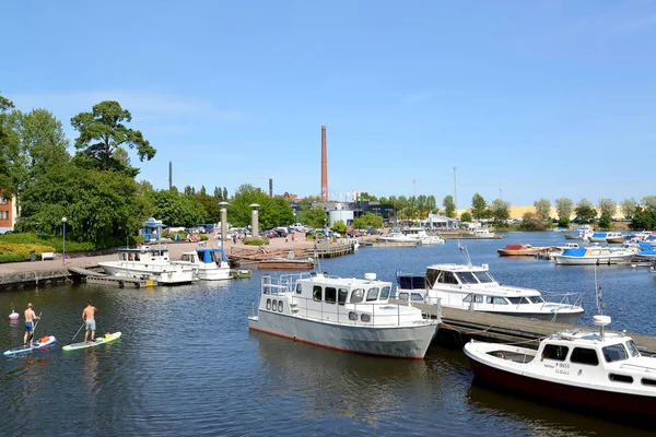 Kotka, Finlandiya - 12 Temmuz 2014: Su alan tekneler ve yatlar ile Sapokka Körfezi'nin — Stok fotoğraf