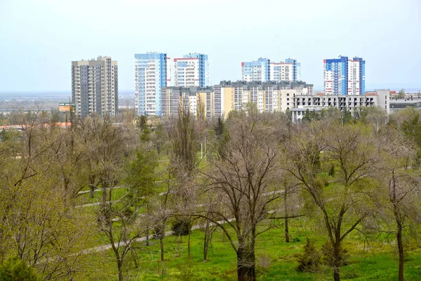 Wolgograd, Russland - 23. April 2017: das neue Wohnviertel am Ufer der Wolga — Stockfoto