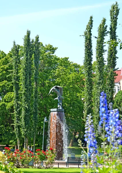 KOTKA, FINLANDIA - 12 de julio de 2014: Una vista de la fuente de escultura Kotkat en el parque de Sibelius — Foto de Stock